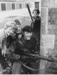  ??  ?? 1981: A British soldier and some local Belfast children