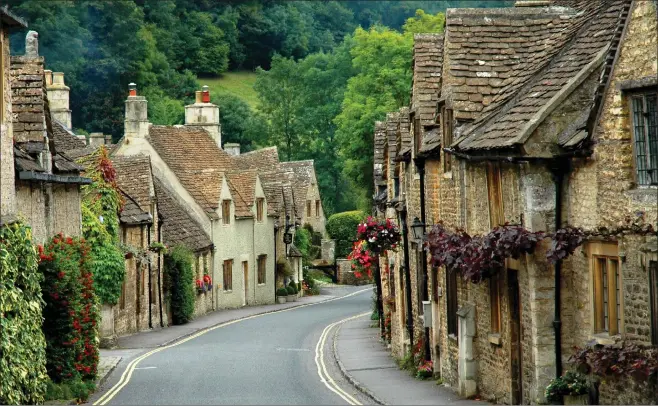  ??  ?? The winding lanes of Castle Combe in the Cotswolds were the perfect testing route for the new Renault Captur, below