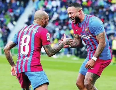  ?? EFE ?? Alves y Memphis celebran el gol que dio la victoria al Barcelona ante el Getafe