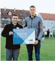  ?? Fotos: WBG ?? 1000 Euro bekamen FCA Torhüter An dreas Luthe (r.) und Fritjof Knier von „In safe hands“.