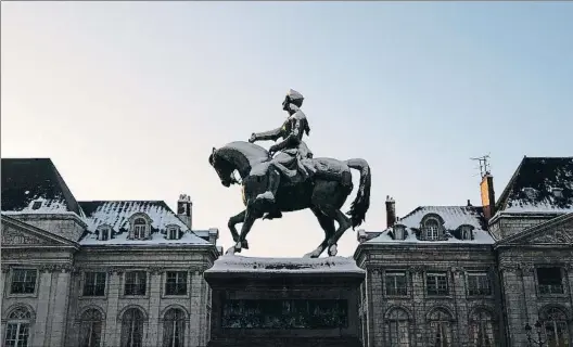  ?? CHRISTOPHE ARCHAMBAUL­T / AFP ?? Símbolo. El monumento a Juana de Arco en Orleans, cubierto de nieve hace dos semanas. Abajo, Mathilde
Edey Gamassou