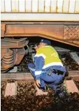  ?? Archivfoto: dpa ?? Züge werden verstärkt auf illegale Ein wanderer kontrollie­rt.