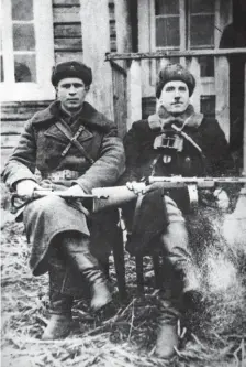  ?? ?? Комиссары партизанск­их отрядов Пинского соединения Иван Жевнов и Василий Меркуль. 1942 год