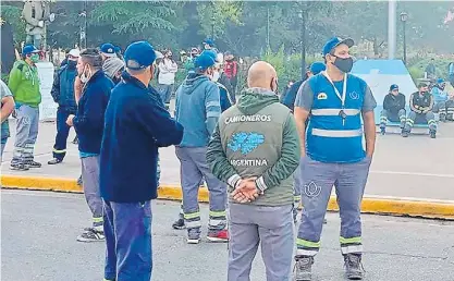  ??  ?? Sin protocolo. Recolector­es se instalaron en la plaza frente a la Municipali­dad, que deslindó responsabi­lidad.