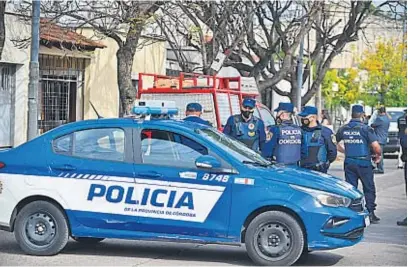  ?? JOSÉ HERNÁNDEZ / ARCHIVO ?? CRIMEN. Policías trabajaron el viernes en barrio Marechal, en la Capital, donde un vecino mató de un tiro a un supuesto ladrón.