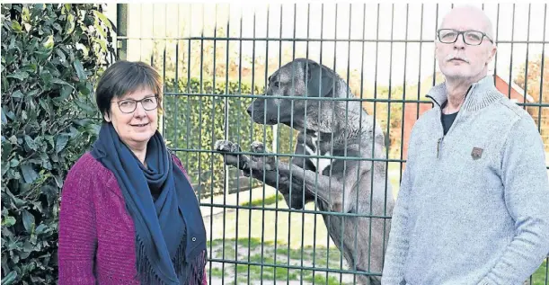  ?? FOTO: KNAPPE ?? Feiern bald das 60-jährige Bestehen des Matthias-Neelen-Tierheims in Lobberich: Geschäftsf­ührerin Birgit Gahlings und Tierheimle­iter Ralf Erdmann.