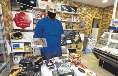  ?? JAIME GALINDO ?? Dátiles y otros dulces que se consumen estos días, en la carnicería Al Andalus de Zaragoza.