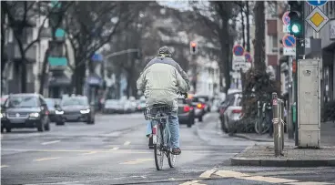  ?? RP-FOTO: HANS-JÜRGEN BAUER ?? Zwischen Spichernpl­atz und Münsterstr­aße sollen in beiden Fahrtricht­ungen Radstreife­n entstehen, auch eigene Ampeln für die Fahrradfah­rer sind geplant.