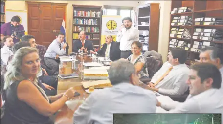  ??  ?? El Colegio de Abogados del Paraguay, presidido por Rubén Galeano (centro), sesionó ayer para tratar el tema Bacchetta.