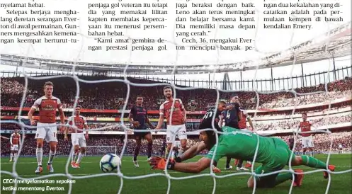  ??  ?? CECH menyelamat­kan sepakan ketika menentang Everton.