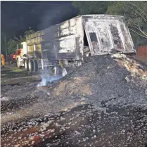  ??  ?? La Libertad. Una rastra y su carga se quemaron en el kilómetro 42 de la carretera del Litoral. Hubo dos lesionados.