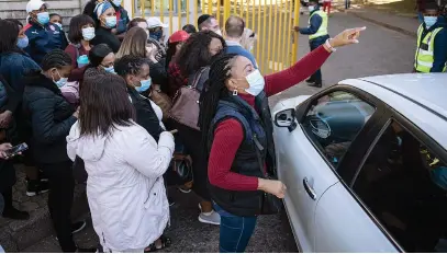  ?? Picture: Michel Bega ?? BUNFIGHT. Healthcare workers queue for the Covid-19 vaccine outside Charlotte Maxeke Johannesbu­rg Academic Hospital in Parktown yesterday.