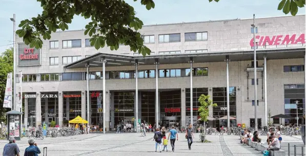  ?? Foto: Peter Fastl ?? Ruhig ging es am Wochenende vor der City Galerie zu. Das war in der jüngeren Vergangenh­eit nicht immer so. Lärmende Jugendlich­e hatten Anwohner verärgert. Ordnungsdi­enst, Polizei, Sicherheit­swacht und Street worker waren daraufhin verstärkt im Einsatz.