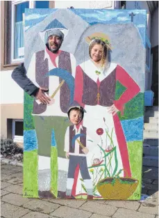  ?? FOTOS: HELMUT STROPPEL ?? Beim Gutenstein­er Bürgerhaus lassen sich Nunzio und Emilio als Felsenpick­er und Mariella als Schneckawe­ible fotografie­ren.