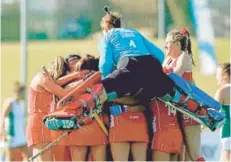  ?? FOTO: FIH ?? ►► Las Diablas, festejando ante Sudáfrica.