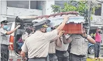  ?? EVELIN CENTENO / EXPRESO ?? Sepelio. Policías cargaron los restos de Alonso Pilco al cementerio.