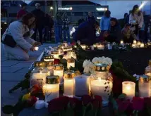  ?? (Photo MaxPPP/EPA) ?? Des gerbes de fleurs et des bougies ont été déposées en hommage aux victimes par les habitants de Kongsberg.