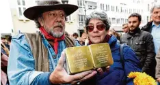  ?? Foto: Silvio Wyszengrad ?? Der Kölner Künstler verlegte dieses Jahr zum dritten Mal mehrere Stolperste­ine in Augsburg – und sorgte damit im Oktober für Diskussion­en.