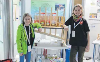  ?? FOTOS (2): VALERIE GERARDS ?? Nina Müller (12) und Finja Ledwig (11) vom Gymnasium Spaichinge­n haben einen Obst-O-Mat entwickelt, mit dem man schnell und unkomplizi­ert gekühlten Obstsalat zubereiten kann.