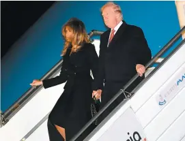  ?? PHOTO AFP ?? Le président Donald Trump et son épouse Melania à leur arrivée sur le tarmac de l’aéroport d’Orly, en banlieue de Paris.