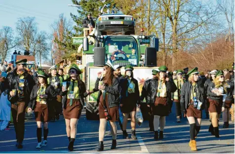  ?? Foto: Simone Bronnhuber ?? Die Faschingsf­reunde Biberbach sind in diesem Jahr als Dorfpolizi­sten mit ihrem Wagen bei Faschingsu­mzügen dabei – auch am Sonntag in Höchstädt. Bei solchen Großverans­taltungen sind aber auch „echte“Polizisten im Einsatz.