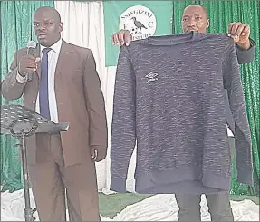  ?? (Pic: Machawe Fakudze) ?? Thulani ‘Gogo’ Shiba (L) announcing the presentati­on of the Umbro sweaters donated by Siphambanw­eni Milling to Nsingizini Hotspurs.