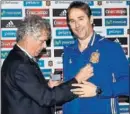  ??  ?? VILLAR CONDECORA. Villar impone la medalla de la FEF al selecciona­dor, Lopetegui, ayer en Las Rozas.