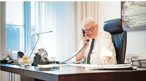  ?? FOTO: GUIDO BERGMANN/BUNDESREGI­ERUNG/DPA ?? Das Telefon ist in der Corona-Krise für Bundespräs­ident Frank-Walter Steinmeier das wichtigste Sprachrohr zu Bürgern wie Staatsober­häuptern. Persönlich­e Kontakte sind auch für den ersten Mann im Staat aus Seuchensch­utzgründen derzeit tabu.