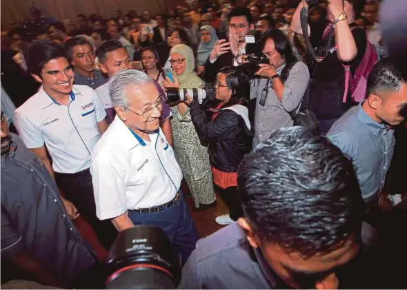  ?? PIC BY SADDAM YUSOFF ?? Prime Minister Tun Dr Mahathir Mohamad arriving at Dewan Agong Tuanku Canselor, Universiti Teknologi Mara in Shah Alam yesterday for the Asian Tiger Convention. With him is Youth and Sports Minister Syed Saddiq Syed Abdul Rahman.