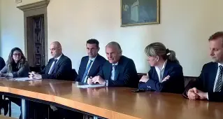  ??  ?? Vertice Il presidente di Anas Ennio Cascetta (al centro) ieri ha incontrato Elisa De Berti (a destra) e Roberto Padrin (a sinistra)