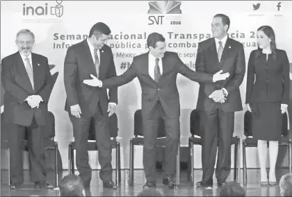  ??  ?? El jefe del Ejecutivo federal, Enrique Peña Nieto (al centro), con los presidente­s de la Suprema Corte de Justicia de la Nación, Luis María Aguilar; de la mesa directiva de la Cámara de Diputados, Edmundo Javier Bolaños; del Senado, Pablo Escudero, y...