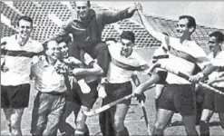  ??  ?? BRONCE. Los jugadores de hockey festejan su medalla en Roma 1960. Plata.
