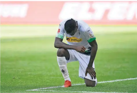 ?? FOTO: AP/MARTIN MEISSNER ?? Kniefall nach Treffer: Marcus Thuram von Borussia Mönchengla­dbach zeigt Solidaritä­t.