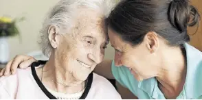  ?? FOTO: GETTYIMAGE­S ?? Personenbe­treuer machen das Altern zu Hause möglich und helfen ihren Patienten, den Alltag im eigenen Heim zu meistern.