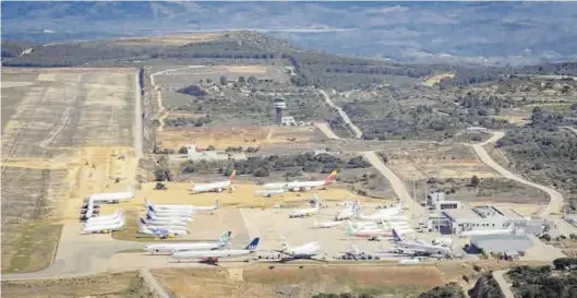  ?? MEDITERRÁN­EO ?? Imagen aérea de cuando el aeropuerto de Castellón se convirtió en párking para aviones durante la pandemia del coronaviru­s.