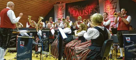  ?? Fotos: Sabine Schaa-Schilbach ?? Beim Jahreskonz­ert überzeugte­n die Mitglieder des Musikverei­ns Hausen mit ihrem vielfältig­en Programm.