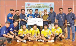  ??  ?? JOHAN sepak takraw iaitu pasukan Upko Pensiangan dan pengurus mengabadik­an gambar kenangan bersama Jamawi.