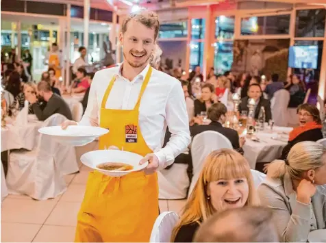  ?? Foto: Ulli Schlieper ?? Beim Orange Dinner servierten die Ulmer Profis (im Bild Per Günther) ihren Gästen ein erlesenes Menü. Das Spiel gegen Bamberg am Sonntag ist dagegen in dieser Saison nur noch Hausmannsk­ost. FUSSBALL HANDBALL