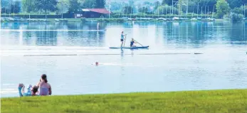  ?? FOTO: STADT LAUPHEIM ?? Dank dem großzügige­n Angebot des SV Sulmetinge­n und des Windsurfin­g Clubs Laupheim haben die Besucherin­nen und Besucher auch in diesem Sommer mehr Platz, um das Naherholun­gsgebiet im Freizeitbe­reich Rißtal genießen zu können.