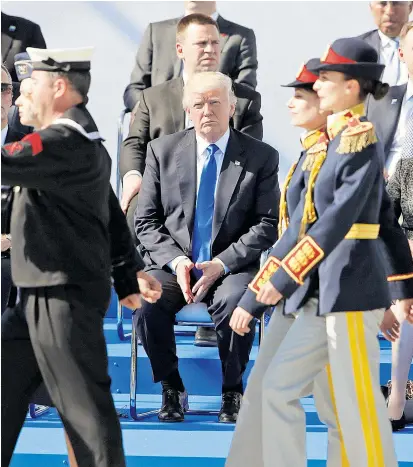  ??  ?? Donald Trump einsam unter Verbündete­n beim Nato-Gipfel 2017. Mit Spannung wird dem Besuch des USPräsiden­ten entgegenge­sehen. Im Vorfeld hat er schon blaue Briefe an Nato-Partner verschickt.
