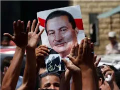  ?? (Reuters) ?? Mubarak supporters outside Tora prison celebrate his release in 2013