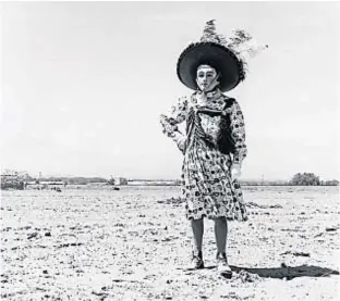  ??  ?? Carnaval. Obra de Graciela Iturbide, de la colección del Museo de Bellas Artes.