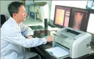  ?? PROVIDED TO CHINA DAILY ?? A doctor uses Wingspan’s AI-enabled online diagnosis system to carry out remote diagnosis.