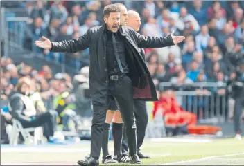  ?? FOTO: J.A. SIRVENT ?? Diego Pablo Simeone vivió con mucha intensidad el derbi disputado ayer en el Bernabéu