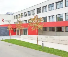  ?? KK, ECO-TEC.AT ?? Aktuell besuchen rund 450 Schülerinn­en und Schüler das Stiftsgymn­asium. Unten: PV-Anlage der Stiftsgese­llschaft Envesta auf der Kaiserau