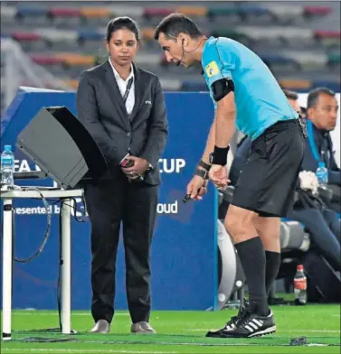  ??  ?? HABITUAL. La imagen del árbitro analizando jugadas en vídeo podría repetirse en el Mundial de Rusia.