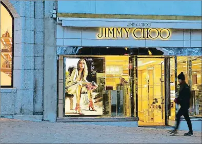  ?? ARND WIEGMANN / REUTERS ?? Una botiga de sabates de Jimmy Choo a Saint Moritz, Suïssa