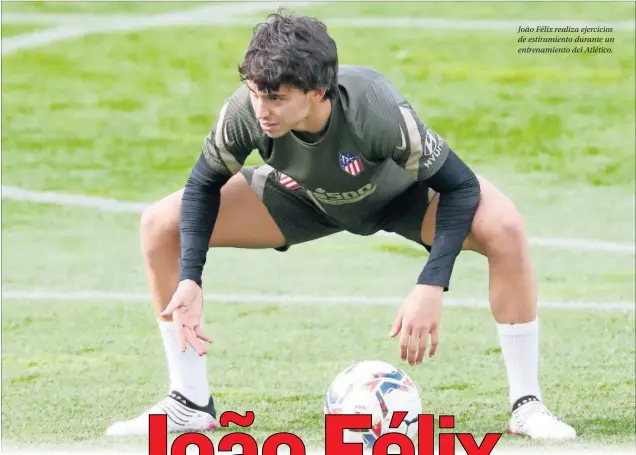  ??  ?? João Félix realiza ejercicios de estiramien­to durante un entrenamie­nto del Atlético.
