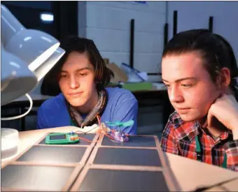  ?? Photo by Declan Malone ?? Pobalscoil students Aaron Scharer and Cillian Ryan demonstrat­ing the power of solar panels at the launch of Corca Dhuibhne 2030 in Pobalscoil Chorca Dhuibhne on Thursday night.