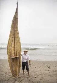  ?? ?? Huevito, el pescador de Huanchaco, con su herramient­a de trabajo: el caballito de totora.